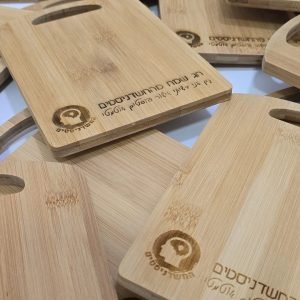 חריטות לייזר על מוצרי עץ