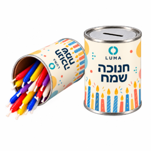 קופת פח ממותגת לחנוכה עם לוגו חברה ו־44 נרות צבעוניים – המחשה במצב פתוח וסגור