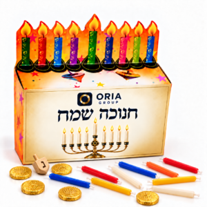 קיט חנוכה – אריזה צבעונית בצורת חנוכייה עם מיתוג, נרות, מטבעות שוקולד וסביבון עץ