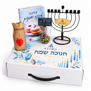 מגה בוקס חנוכה – מארז ממותג עם חנוכייה, ערכת סופגניות, ריבה ומנורת עדשים