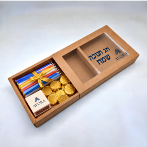 מגירת אור – קופסת מגירה מקראפט עם נרות חנוכה, מטבעות שוקולד וגפרורים ממותגים