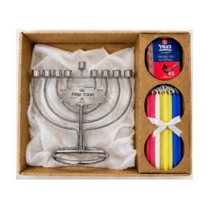 אור בקופסה – חנוכיית כסף עם לוחית בחריטת לייזר, נרות צבעוניים וגפרורים ארוכים בקופסת קראפט
